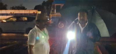 கொட்டும் மழையில் தூத்துக்குடி மேயர் ஆய்வு