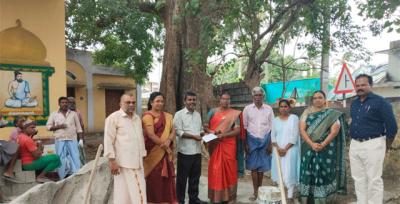 பாழடைந்த அரசு பள்ளி சுற்றுசுவரை சீரமைக்க நிதி வழங்கிய கவுன்சிலர்