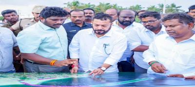 மூக்கையூர் மீன்பிடித் துறைமுகத் தளத்தை அமைச்சர் ஶ்ரீநாத் ஆய்வு .