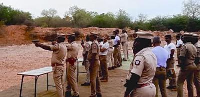 வல்லநாட்டில் காவல்துறை அதிகாரிகளுக்கான துப்பாக்கி சுடுதல் பயிற்சி