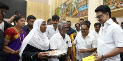 முதலமைச்சரை சந்தித்து அழைப்பிதழ் வழங்கிய திமுக நிர்வாகி