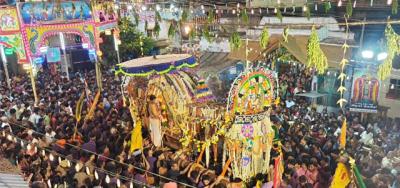 வைகையாற்றில் இறங்கிய பரமக்குடி ஸ்ரீ சுந்தரராஜப் பெருமாள் -பக்தர்கள் பரவசம்