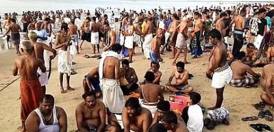 ஆடி அமாவாசை - தூத்துக்குடியில் முன்னோர்களுக்கு தர்ப்பணம்