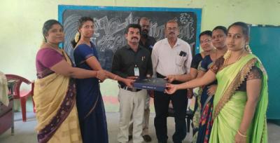 பணி மாறுதல் பெற்ற ஆசிரியரை கட்டிபிடித்து அழுது புலம்பிய மாணாக்கர்கள்.