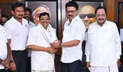 அதிமுகவிலிருந்து விலகி திமுகவில் இணைந்தார் மைத்ரேயன்