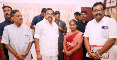 எடப்பாடி பழனிச்சாமியிடம் வாழ்த்து பெற்ற வழக்கறிஞர்