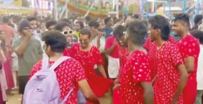 குழித்துறை : நைட்டி அணிந்து குத்தாட்டம் போட்ட இளைஞர்கள்