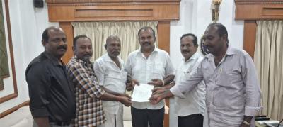 தூத்துக்குடி மேயாிடம் முக்கிய கோாிக்கை மனு வழங்கல்