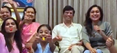 விஜய்யின் வெற்றியை கொண்டாடும் குடும்பத்தினர்
