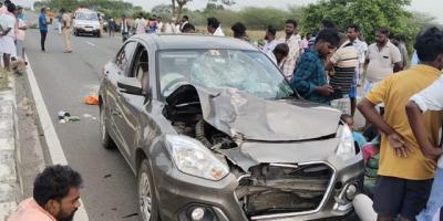 பரமக்குடி அருகே பைக் , கார் மோதிய விபத்து - 2 பேர் உயிரிழப்பு