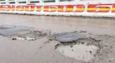 ஏரலில் சீரமைக்கப்பட்ட உயர்மட்ட பாலம் மீண்டும் சேதம்