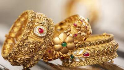 ரேஷன்கடையில் மூதாட்டி தவறவிட்ட தங்க நகையை ஒப்படைத்த ஊழியருக்கு பாராட்டு