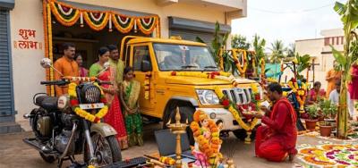 தமிழகம் முழுவதும் ஆயுதபூஜை கோலாகலம்