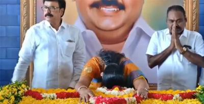விஜயகாந்த் நினைவிடத்தில் அழுத பிரேமலதா!