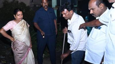 தூத்துக்குடி மழைநீா் தேங்கிய பகுதிகளில் அமைச்சர் ஆய்வு