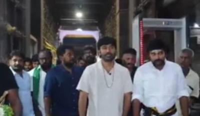 நடிகர் தனுஷ்  நெல்லையப்பர் கோயிலில் சாமி தரிசனம்!