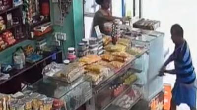 பேக்கரி கடையை மரக்கட்டையால் அடித்து நொறுக்கும்  நபர்