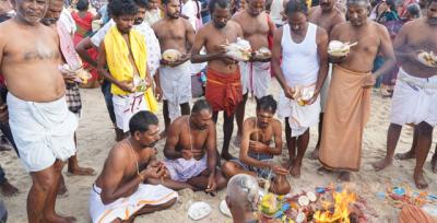 ஆடி அமாவாசை- ராமேஸ்வரம் கடற்கரையில் தர்பணம்