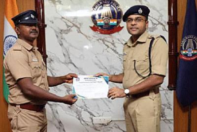 கொலை வழக்குகளில் ஆயுள் தண்டனை: காவல்துறையினருக்கு தூத்துக்குடி எஸ்.பி. பாராட்டு