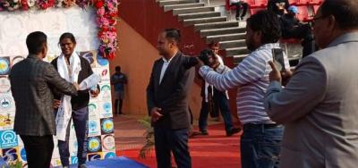 தேசிய அளவில் நடைபெற்ற தடகளப் போட்டி-அரசுப்பள்ளி ஆசிரியை சாதனை