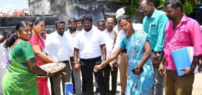 வளர்ச்சித் திட்டப் பணிகளை ராமநாதபுரம் ஆட்சியர் நேரில் ஆய்வு .