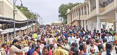 திருச்செந்தூர் கோவிலில் பக்தர்கள் கூட்டம் அலைமோதல்