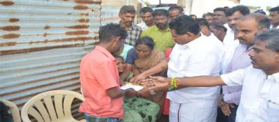 தூத்துக்குடி :  உயிாிழந்த 3 போ் குடும்பத்திற்கு உதவித்தொகை வழங்கல்