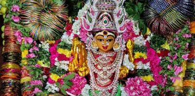 பரமக்குடி ஸ்ரீ துர்க்கை அம்மன் மஹா மாரியம்மன் அலங்காரத்தில் அருள்பாலிப்பு
