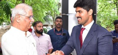தமிழக ஆளுனருக்கு கன்னியாகுமரி ஆட்சியர் வரவேற்பு