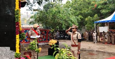 தூத்துக்குடியில் காவலர் வீர வணக்க நாள்: எஸ்பி மரியாதை!