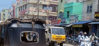 வெயிலுக்கு இதமாக தென்னந் தட்டிகள் கட்டி வரும் ஆட்டோ - பொதுமக்கள் பாராட்டு
