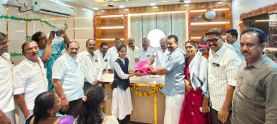 பரமக்குடி : வகுப்பறைக்கு மாணவி பெயர் வைத்து சிறப்பிப்பு