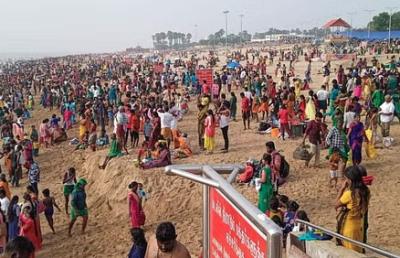 விடுமுறை தினம் - திருச்செந்தூர் முருகன் கோவிலில் குவிந்த பக்தர்கள் குவிந்தனர்