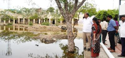 சி.வ. அரசு பள்ளியில் தேங்கியுள்ள மழை நீரை அகற்ற மேயர் நடவடிக்கை
